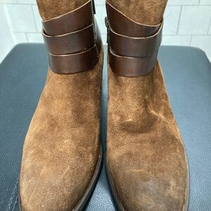 Distressed women’s leather born ankle boots size 10